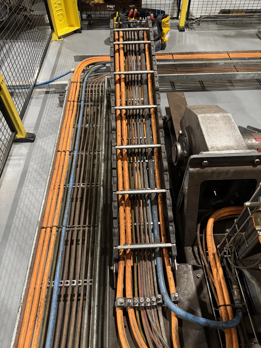 Replacement energy chain with cables laid in